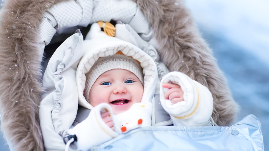 Att smörja med krämer är en viktig del av att ta hand om ditt barns hud på vintern. Foto: Shutterstock